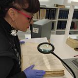 Dolores Moreno consultando un archivo en Madrid.