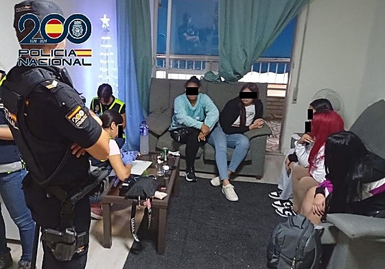 Los agentes, junto a varias mujeres que eran explotadas sexualmente.