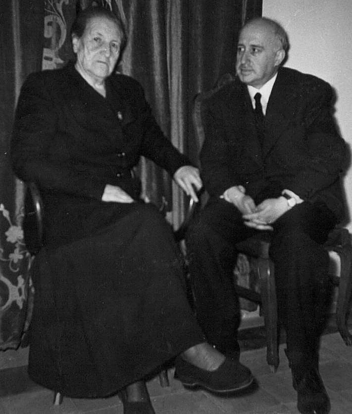 Imagen secundaria 2 - Arriba: Antonio Oliver muestra su libro 'Este otro Rubén Darío' al presidente de la República de Nicaragua, Luis Anastasio Somoza Debayle, en la recepción ofrecida por este; detrás, José Pérez del Arco, Embajador de España en Nicaragua, 14 febrero 1963. Abajo: Oliver junto al busto de Rubén Darío, obra del mexicano Enrique Guerra, durante la celebración de los actos de la Semana Dariana, 11 de febrero de 1961; y Antonio Oliver y Francisca Sánchez del Pozo en un acto en Madrid, 1957.