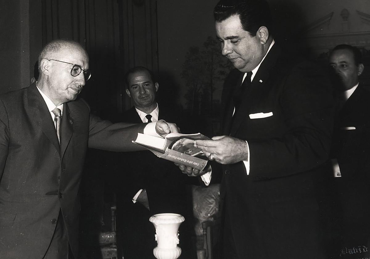 Imagen principal - Arriba: Antonio Oliver muestra su libro 'Este otro Rubén Darío' al presidente de la República de Nicaragua, Luis Anastasio Somoza Debayle, en la recepción ofrecida por este; detrás, José Pérez del Arco, Embajador de España en Nicaragua, 14 febrero 1963. Abajo: Oliver junto al busto de Rubén Darío, obra del mexicano Enrique Guerra, durante la celebración de los actos de la Semana Dariana, 11 de febrero de 1961; y Antonio Oliver y Francisca Sánchez del Pozo en un acto en Madrid, 1957.