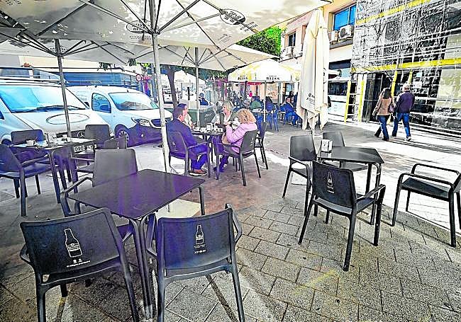 Varias de las terrazas que habitualmente se instalan en una esquina de la plaza Beato Hibernón.