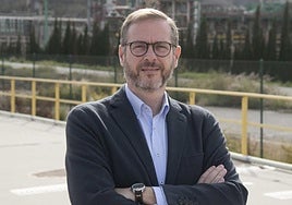 Rafael Quesada, fotografiado ante una de las plantas que componen el complejo industrial de Repsol en Cartagena.