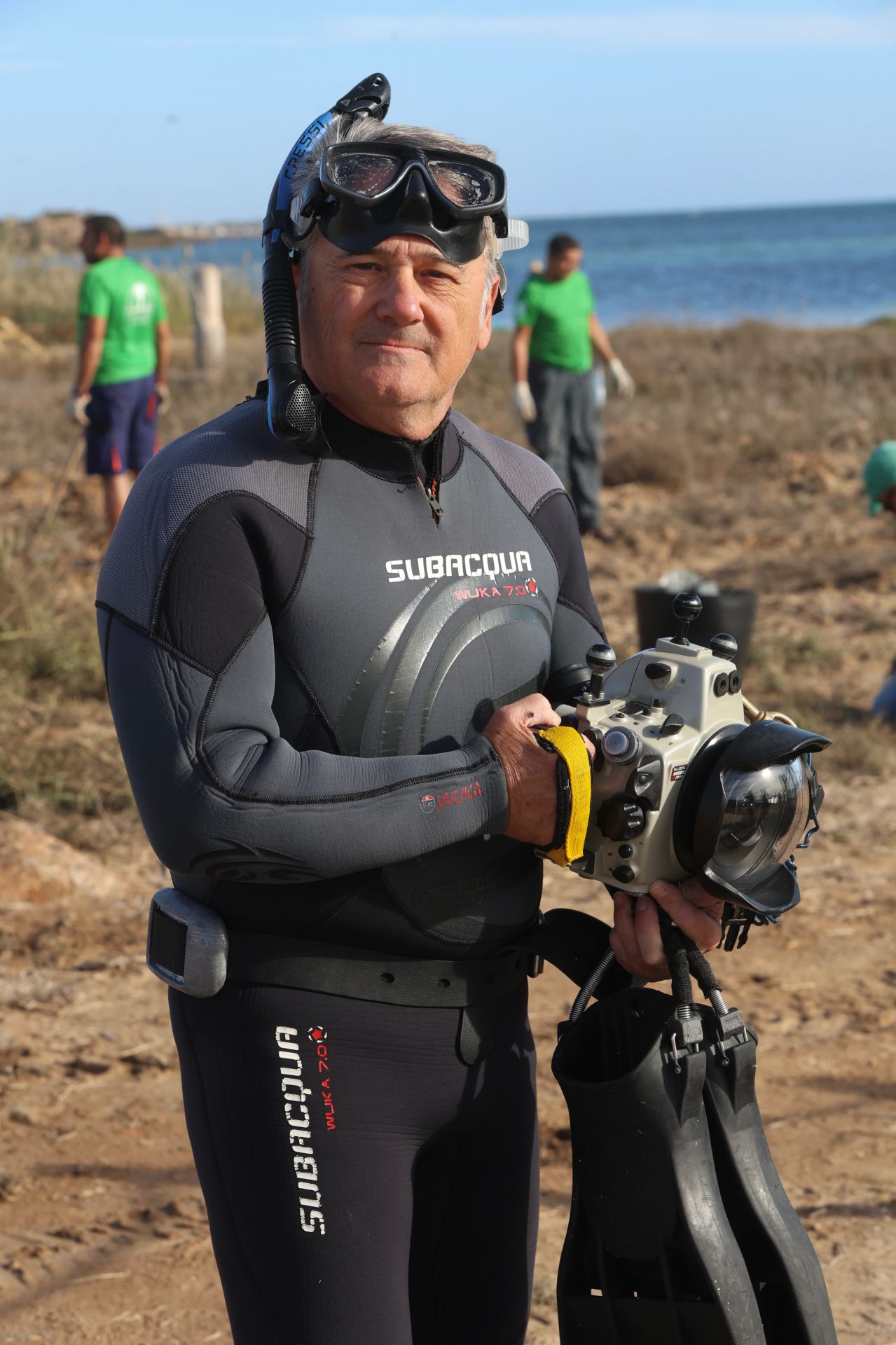 La recogida de basura en el paraje natural Menhir del Rame, en el Mar Menor, en imágenes