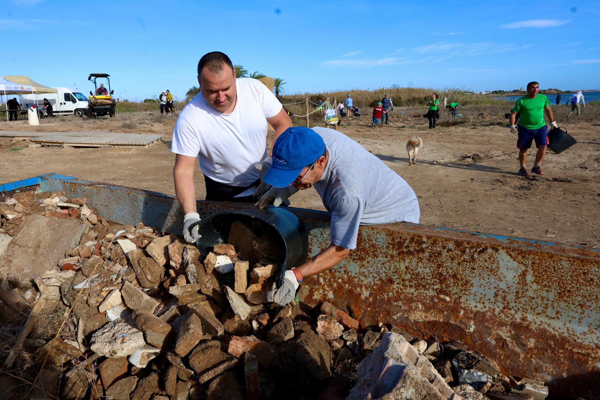La recogida de basura en el paraje natural Menhir del Rame, en el Mar Menor, en imágenes