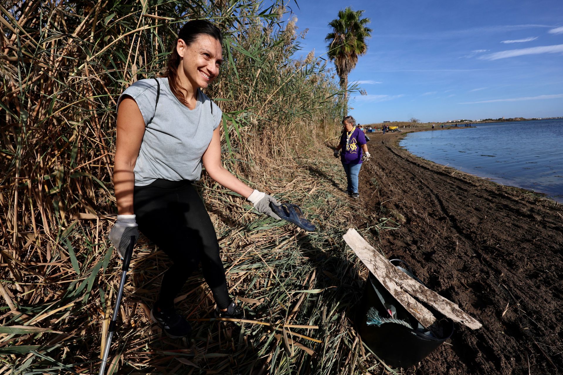 La recogida de basura en el paraje natural Menhir del Rame, en el Mar Menor, en imágenes
