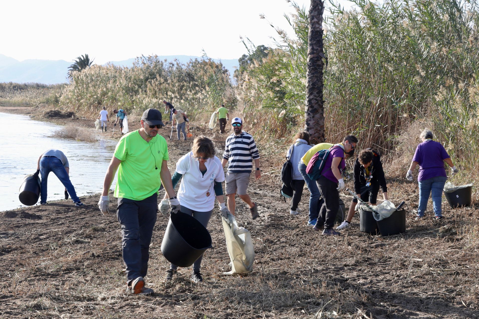 La recogida de basura en el paraje natural Menhir del Rame, en el Mar Menor, en imágenes