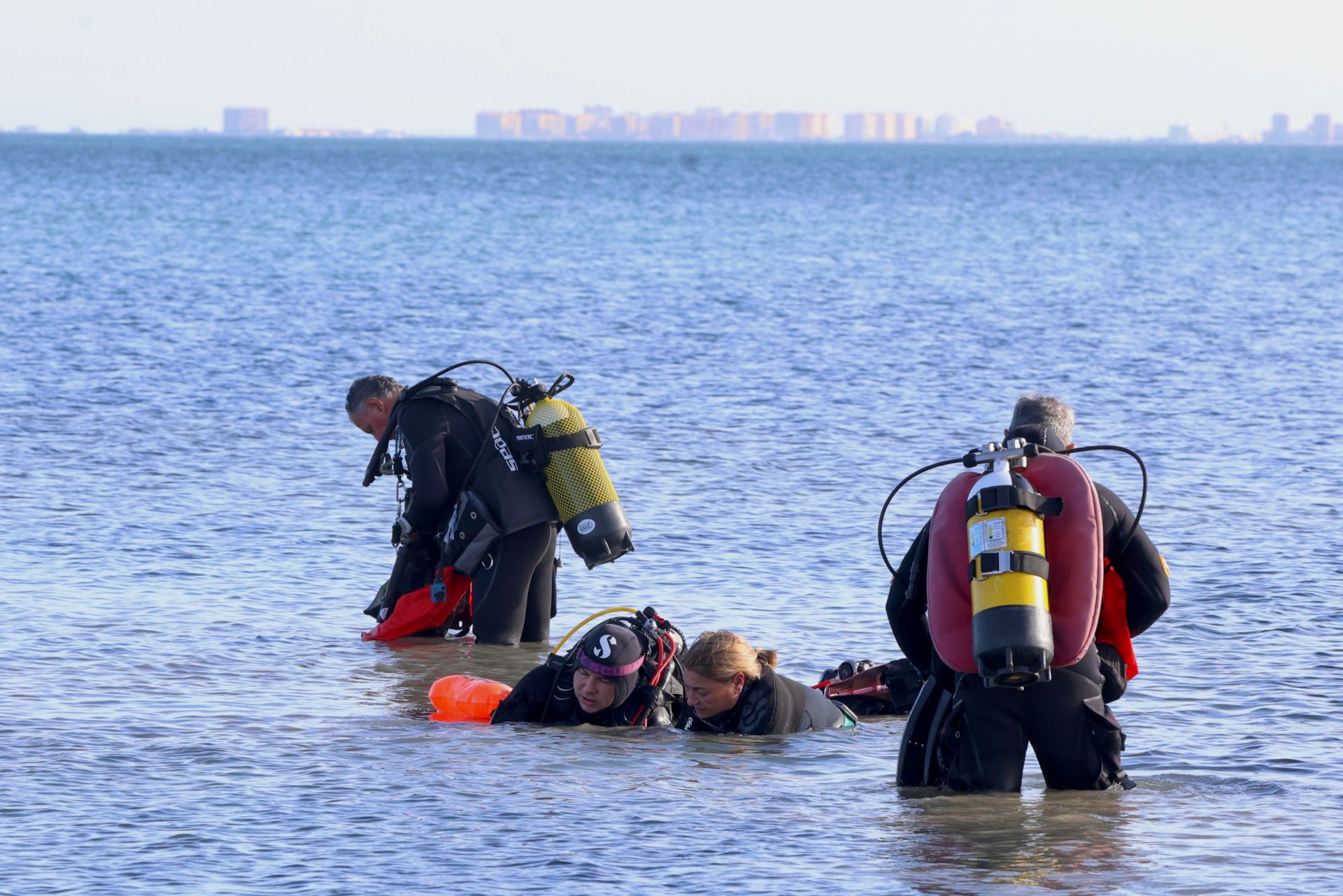 La recogida de basura en el paraje natural Menhir del Rame, en el Mar Menor, en imágenes