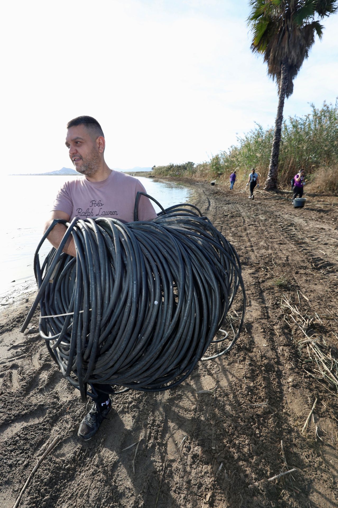 La recogida de basura en el paraje natural Menhir del Rame, en el Mar Menor, en imágenes
