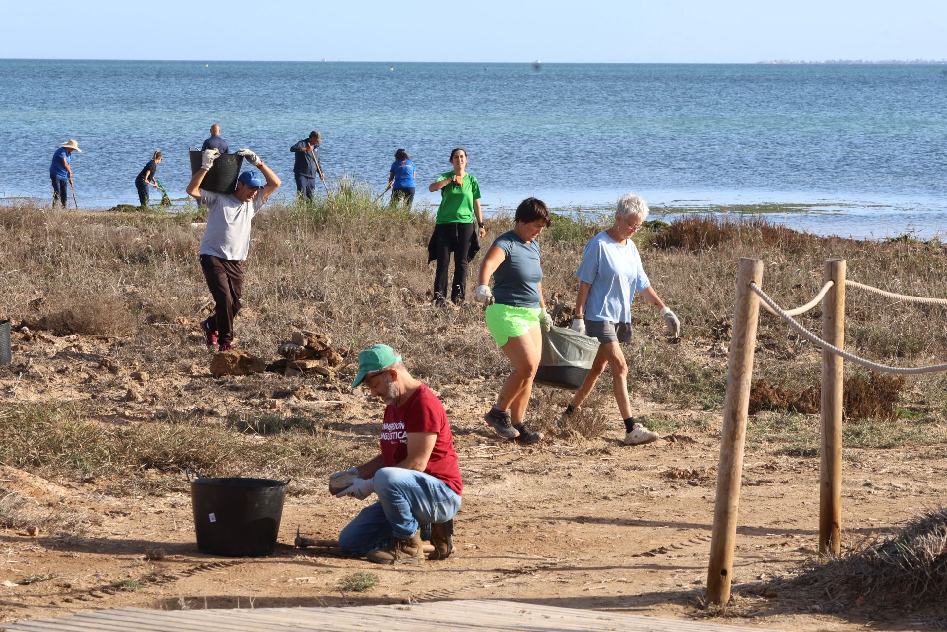 La recogida de basura en el paraje natural Menhir del Rame, en el Mar Menor, en imágenes