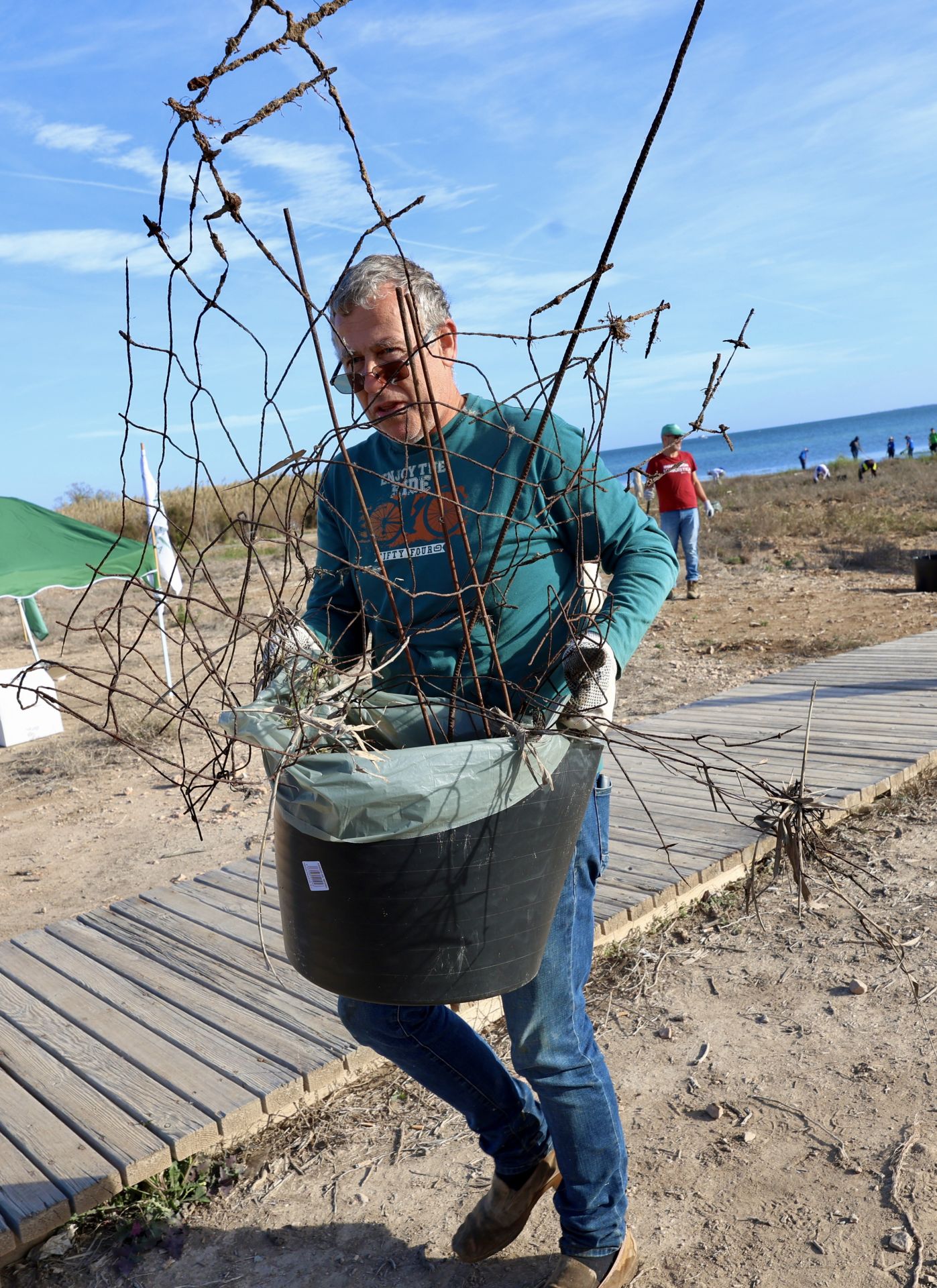 La recogida de basura en el paraje natural Menhir del Rame, en el Mar Menor, en imágenes