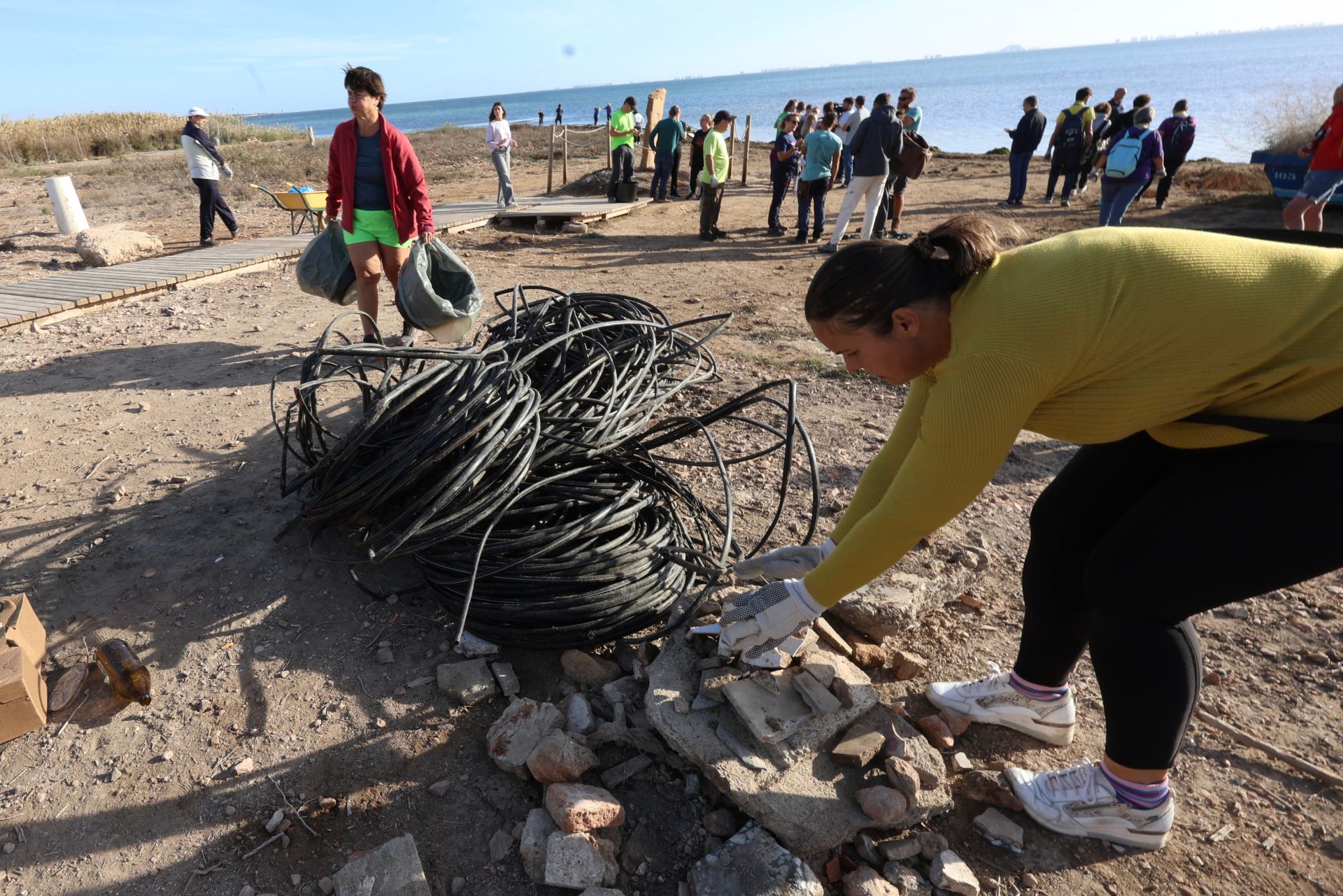 La recogida de basura en el paraje natural Menhir del Rame, en el Mar Menor, en imágenes