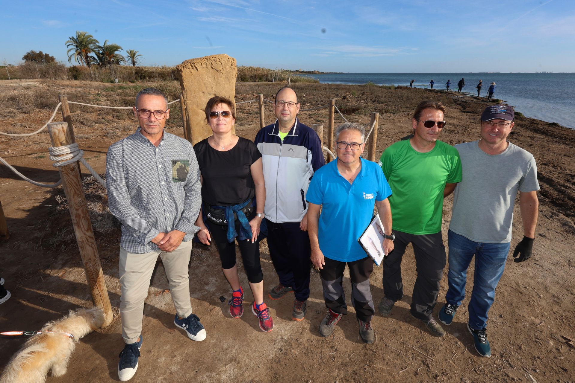 La recogida de basura en el paraje natural Menhir del Rame, en el Mar Menor, en imágenes