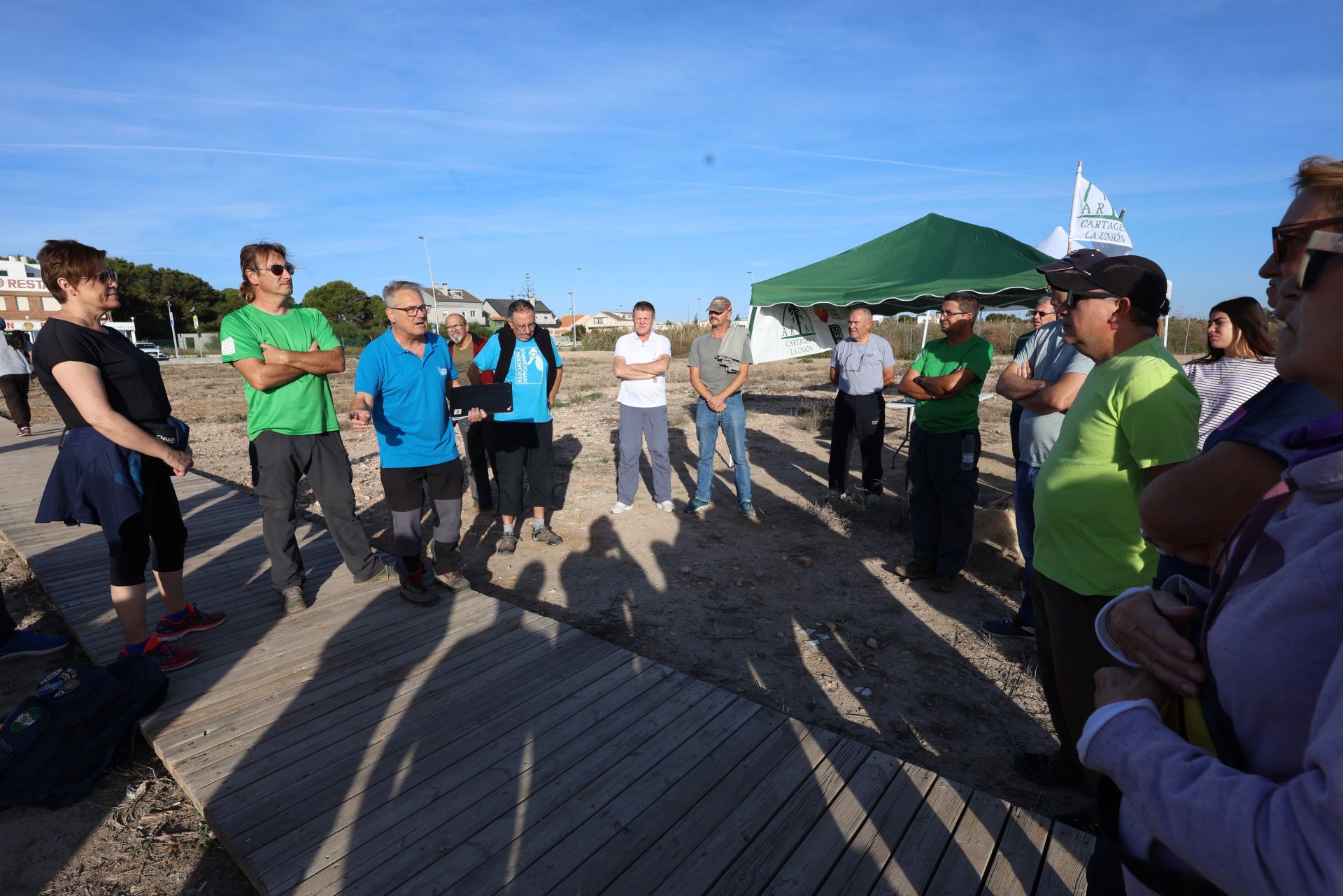 La recogida de basura en el paraje natural Menhir del Rame, en el Mar Menor, en imágenes