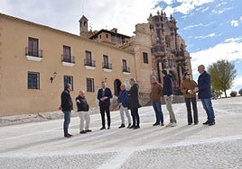 El alcalde visita las obras de pavimentación de la explanada junto a técnicos y representantes de empresas participantes en las obras