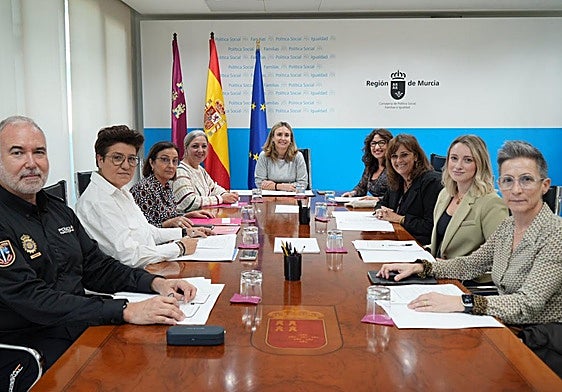 La consejera Conchita Ruiz (centro), con el jurado.