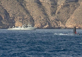 El 'Neptuno' junto al submarino 'Galerna' en una maniobra reciente.