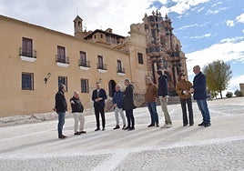Visita de autoridades y técnicos a las obras en la explanada del Castillo.