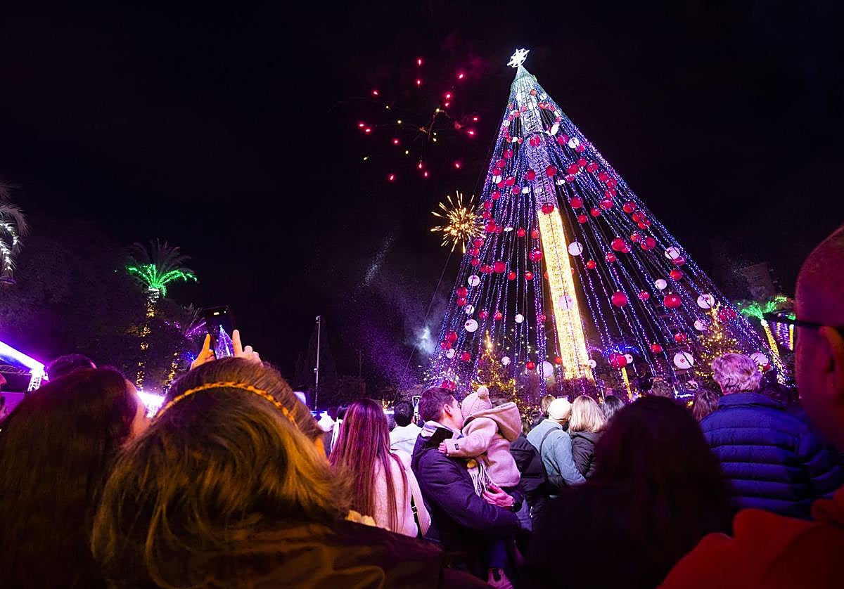 Espectáculo piromusical celebrado en el gran árbol de la Circular durante la pasada Navidad.