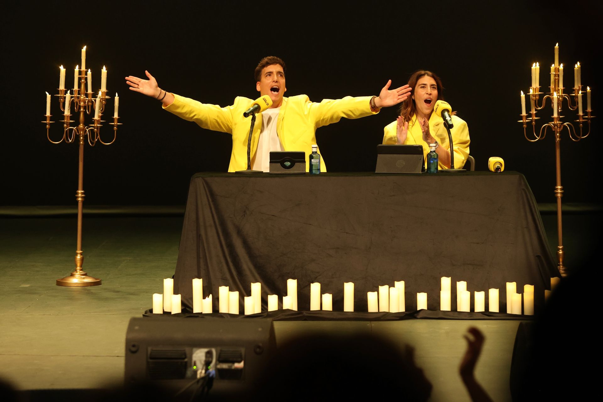 Risas y buen rollo en Murcia con el espectáculo de Xuso Jones y Ana Brito