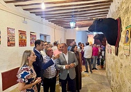 El director general de Administración Local, Francisco Abril, y la alcaldesa de Cehegín, Alicia del Amor, en una exposición organizada el pasado verano por el club taurino del municipio.