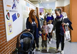 Ambiente familiar. Juana Vera acompaña a una de las mujeres a las que enseña español.