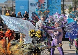 El grupo coreográfico de la comparsa Paraíso actúa frente al cartel ganador de este año.