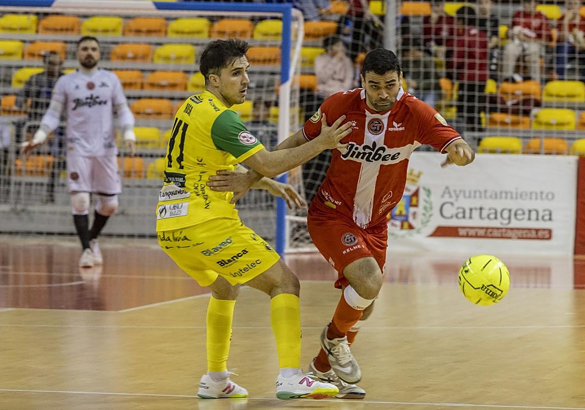 Tomaz dribla a Mati, en el duelo del pasado enero.