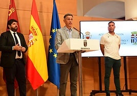 Víctor Alonso interviene ante López Miras y Ortuño en San Esteban, el pasado 9 de octubre.