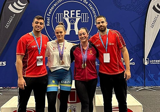 Naira Martínez y Athenea Ibáñez, junto a los técnicos Álvaro Ocaña y Manu Herrero.