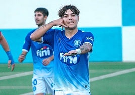 Álex Martínez, del Molinense, celebrando el gol que le marcó ayer al Mazarrón en el Sánchez Cánovas.