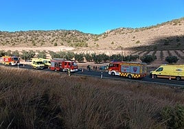 Los servicios de emergencia en el lugar del accidente.