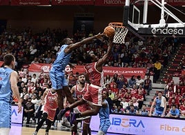 Michael Forrest entra a canasta ante la oposición de Jordan Sakho en una acción del partido de este domingo.
