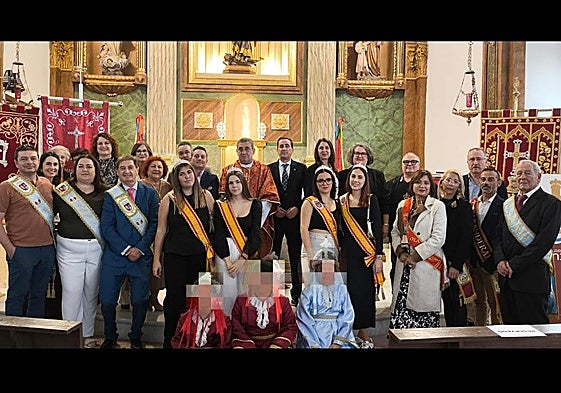 Alcaldes, presidentas de las tres hermandades y reinas de las fiestas posan en la iglesia de San Bartolomé.
