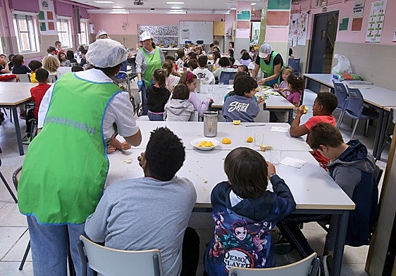 Personal atendiendo el comedor escolar, en una imagen de archivo.