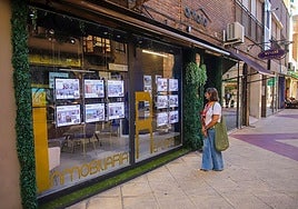 Una persona frente a una inmobiliaria en Murcia.