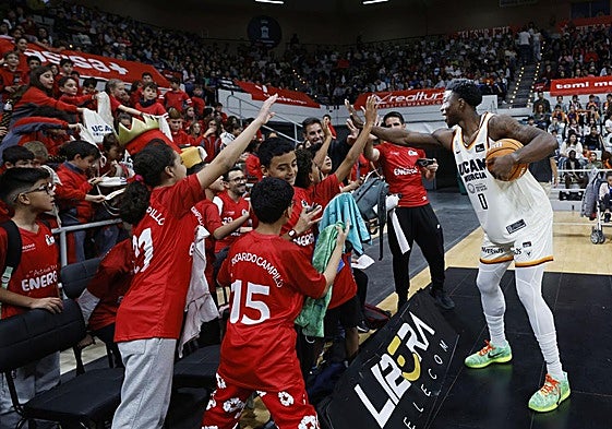 Cacok saluda a un grupo de escolares del Ricardo Campillo de Santomera.