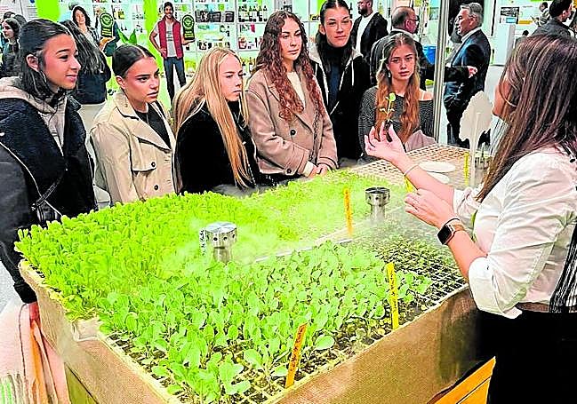 Estudiantes de Madrid conocen los productos y las técnicas de cultivo en la Región, en el salón Expo Sagris que se celebró días atrás en Ifema.
