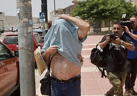 El acusado sale del juzgado, en la Ciudad de la Justicia de Murcia.