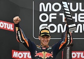 Álvaro Carpe celebra en lo alto del segundo cajón del podio, ayer, en el Circuit Ricardo Tormo de Cheste.