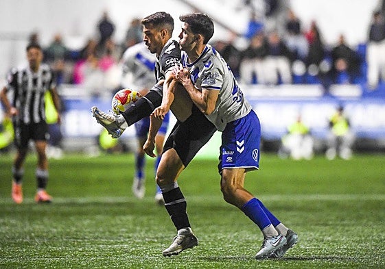 Chiki, maniatado por la zaga rival durante todo el partido, pone la pierna para bajar una pelota.