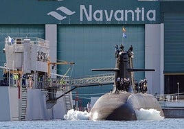 El S-82 'Narciso Monturiol', este lunes, durante su maniobra de puesta a flote.