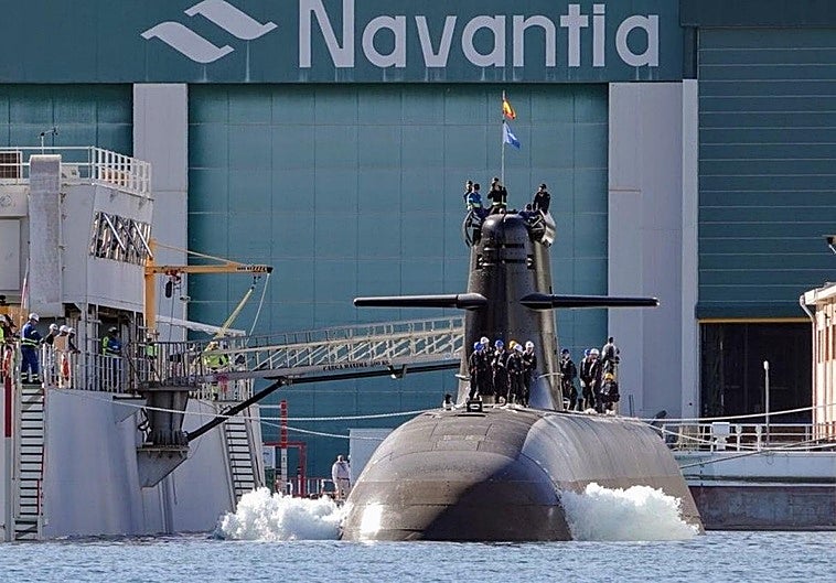 El S-82 'Narciso Monturiol', este lunes, durante su maniobra de puesta a flote.