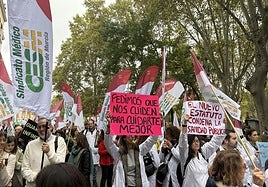 Los médicos durante la protesta realizada este lunes en Madrid.