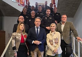 El alcalde y concejales junto a los policías que han recibido el diploma.