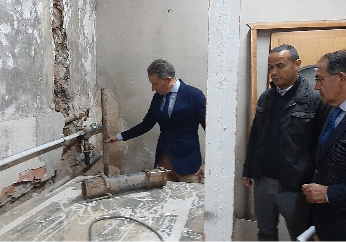 El alcalde supervisa el estado de las tuberías del sistema contra incendios junto con el técnico municipal y el concejal de Cultura.