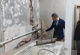 El alcalde supervisa el estado de las tuberías del sistema contra incendios junto con el técnico municipal y el concejal de Cultura.