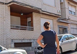 Una vecina, frente al balcón de la vivienda de Murcia donde un hombre asesinó presuntamente a su pareja.