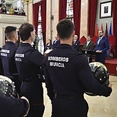 Las imágenes de la toma de posesión como funcionarios de 45 nuevos bomberos en Murcia