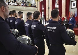 Las imágenes de la toma de posesión como funcionarios de 45 nuevos bomberos en Murcia