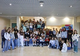 Los periodistas Víctor Rodríguez, director de LA VERDAD; Francisco J. Moya, jefe de Deportes, y Rubén García Bastida, junto a los alumnos de 5º y 6º de Primaria del colegio Cierva Peñafiel y sus maestros.